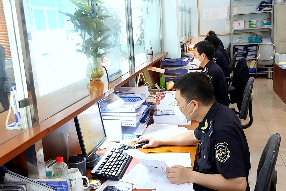 Theo quy định hiện nay việc nợ thuế cấm xuất cảnh hay không?