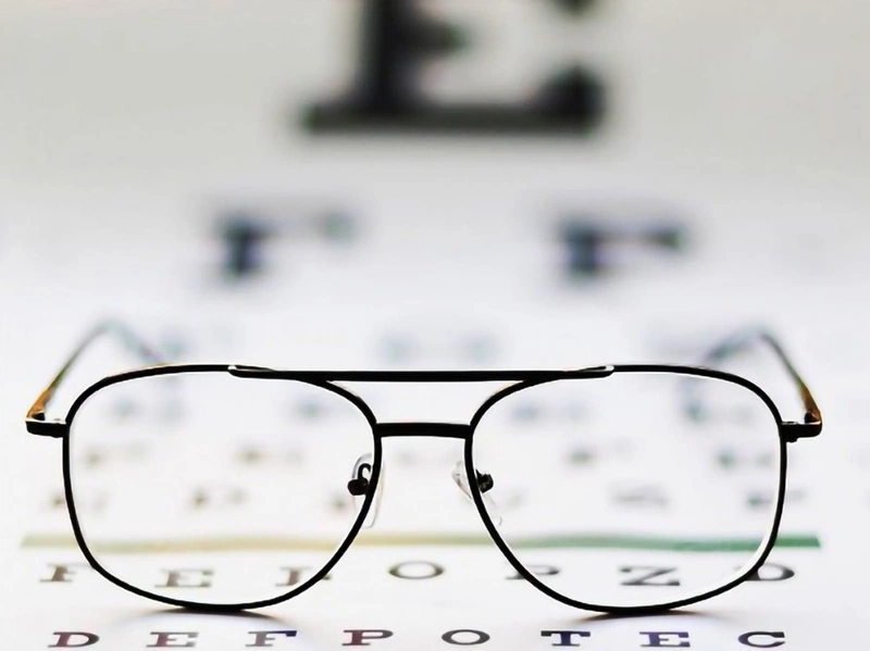 Bị cận có được miễn nghĩa vụ quân sự không?