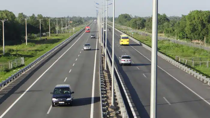 Mức phạt đối với lỗi vượt xe không đúng quy định mới nhất hiện nay