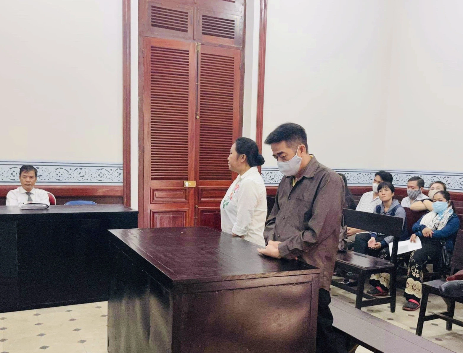 mua giấy to giả phạm tội gì