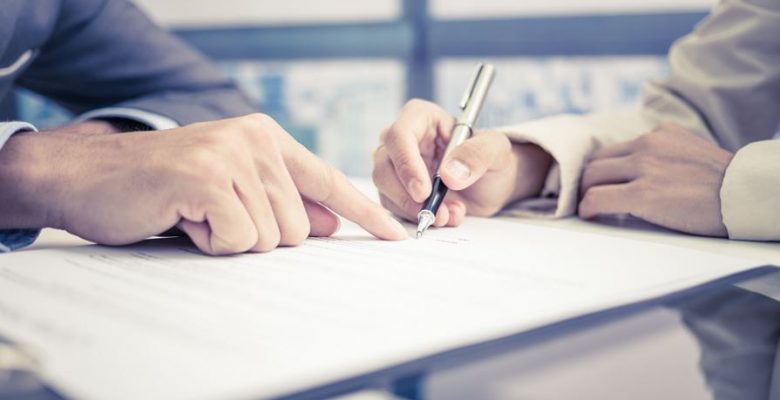 Giao kết hợp đồng với người chưa đủ 18 tuổi