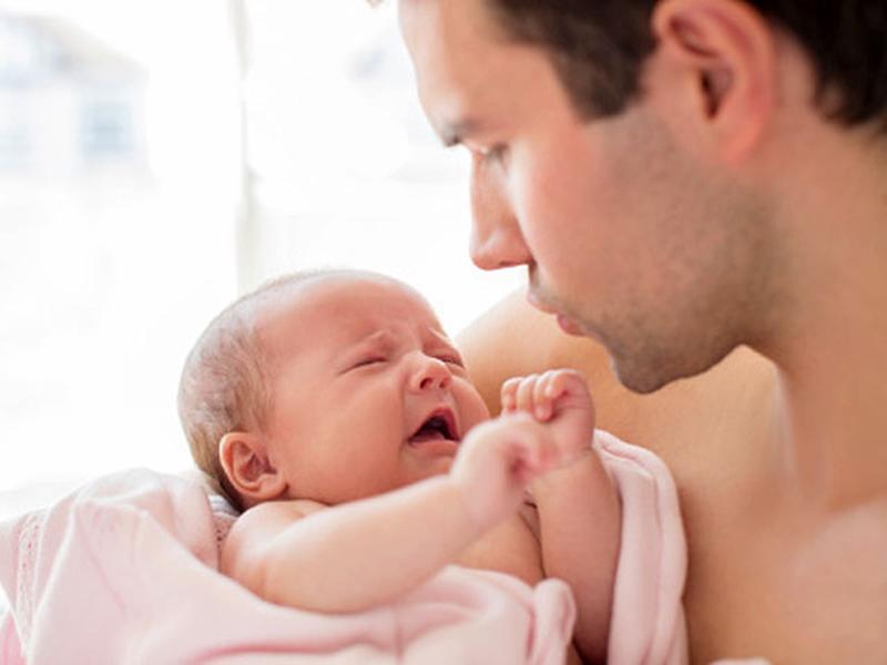 Vợ sinh mổ chồng được hưởng chế độ gì