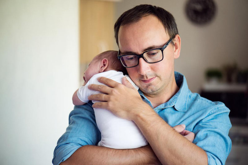 Vợ sinh mổ chồng được hưởng chế độ gì