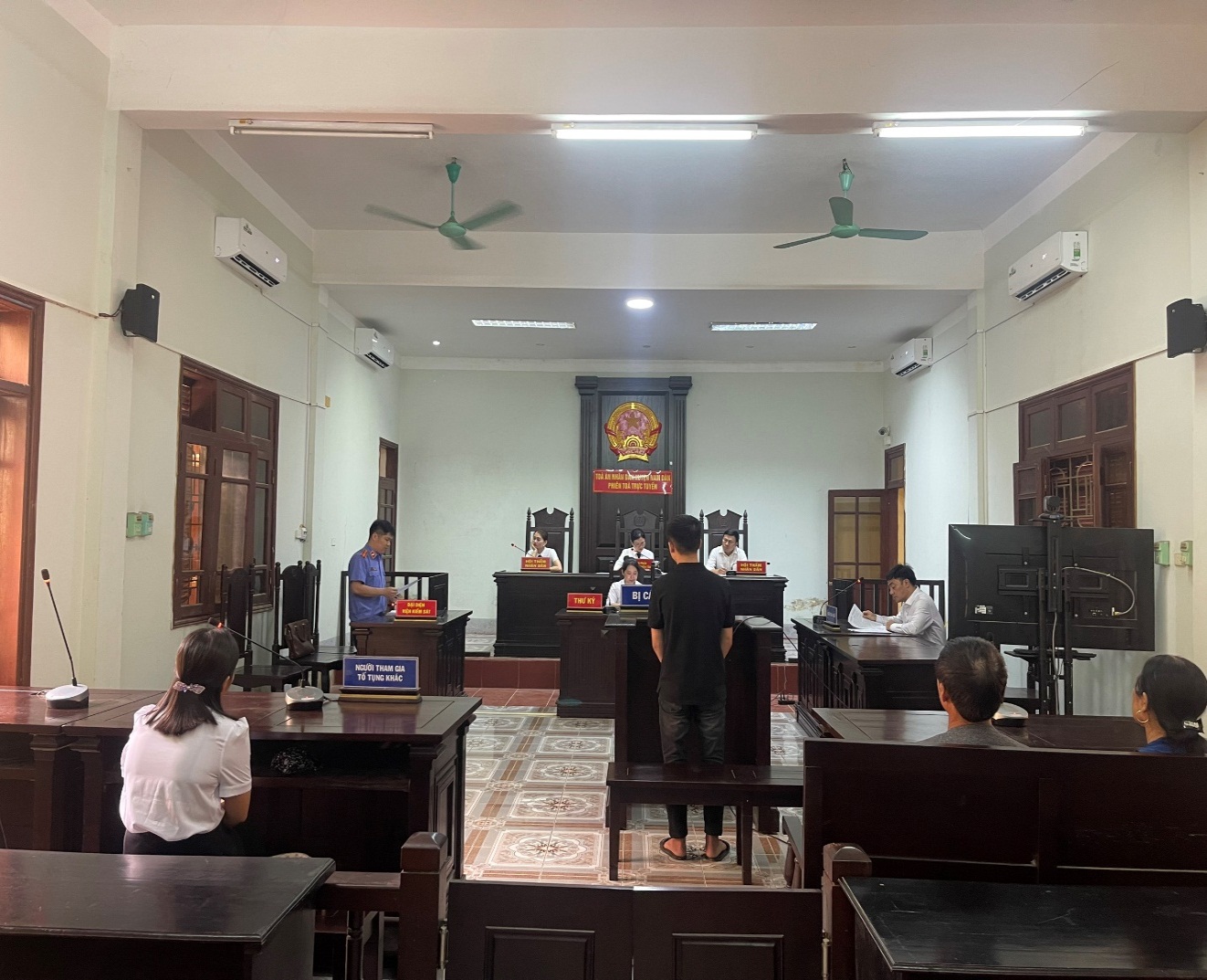 Thủ tục hỏi tại phiên tòa sơ thẩm dân sự