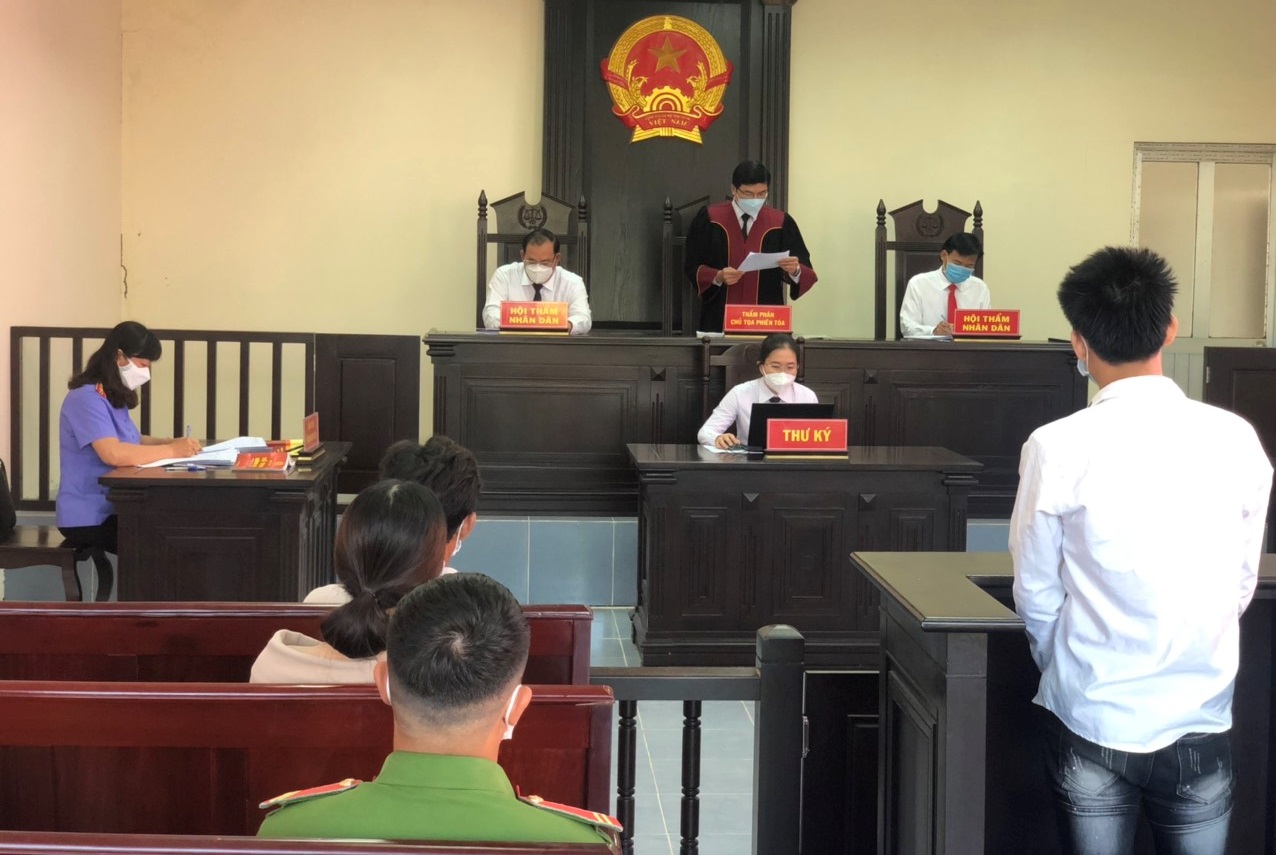 Thủ tục hỏi tại phiên tòa sơ thẩm dân sự