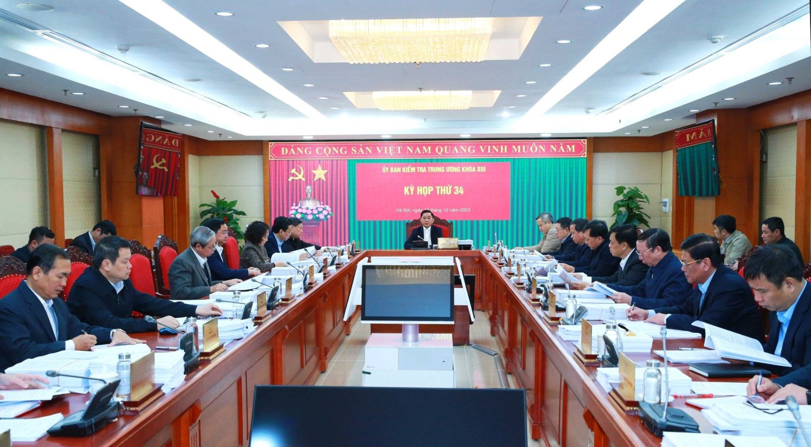 Đảng viên có được định cư nước ngoài không