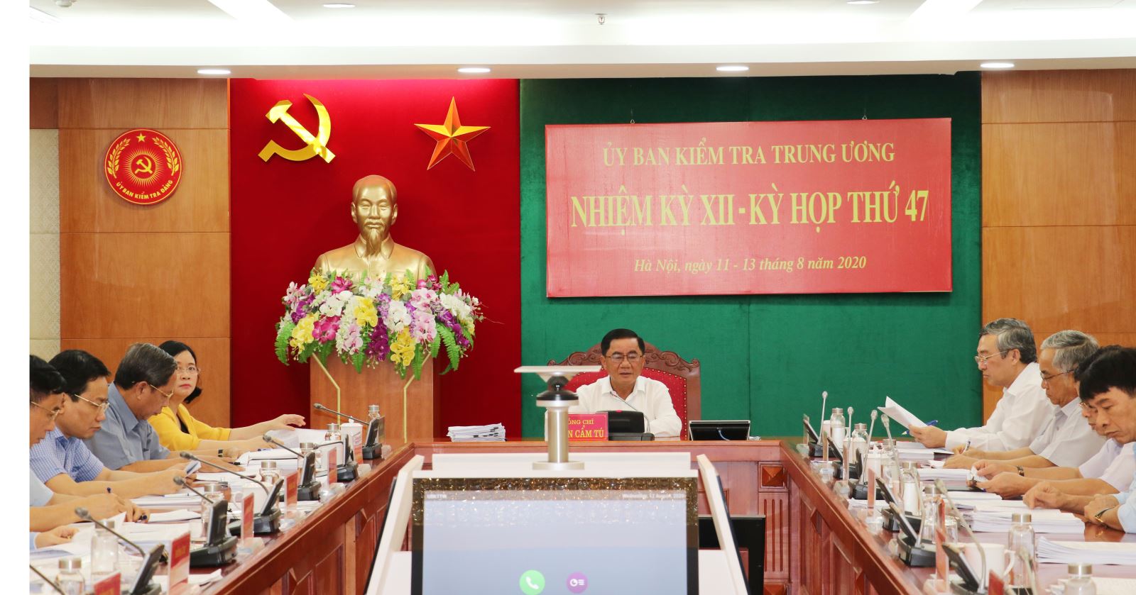 Đảng viên có được định cư nước ngoài không