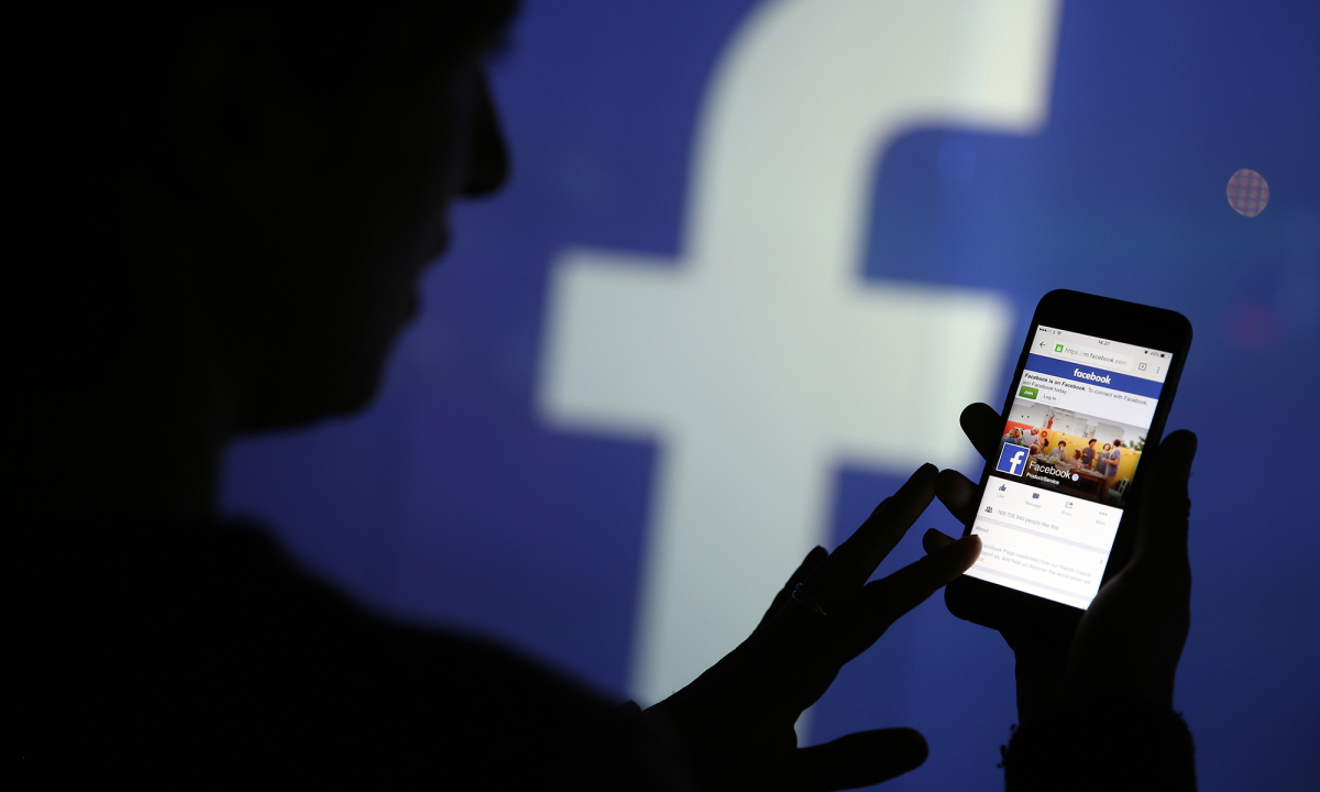 Xâm phạm quyền riêng tư Facebook