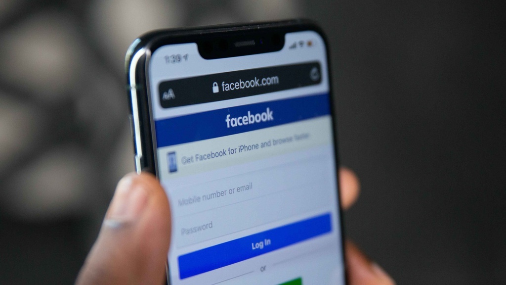 Xâm phạm quyền riêng tư Facebook